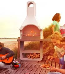 Il barbecue in muratura Venezia è progettato per funzionare sia a legna che a carbonella. È dotato di una controcappa che garantisce una cottura ottimale e una gestione efficace del fumo. Questo barbecue rappresenta una soluzione ideale per chi ama cucinare all'aperto