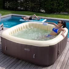 La Piscina Spa Pool 3 è un idromassaggio quadrato con dimensioni di 185x185x65 cm. Questa struttura è progettata per offrire un'esperienza di benessere e relax