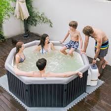 La piscina idromassaggio gonfiabile riscaldata Toscana ha un diametro di 193 cm e un'altezza di 73 cm. È progettata per offrire un'esperienza di relax e benessere
