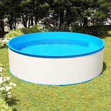 La piscina fuori terra Gecheer è una struttura rigida rotonda realizzata in acciaio e PVC di colore bianco. Progettata per garantire resistenza e durata