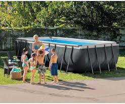 La piscina fuori terra Ultra XTR presenta un telaio rettangolare resistente