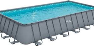 La piscina fuori terra rettangolare Summer Wave misura 732x366x132 cm ed è dotata di una robusta struttura in acciaio. Include una pompa a sabbia