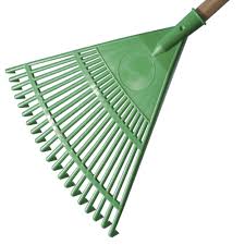 Il Rastrello da Giardino VERDELOOK è realizzato in plastica di alta qualità e misura 45 cm. Presenta un design funzionale e leggero
