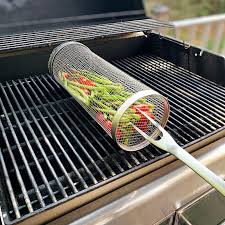 Il Peosevi Griglia Barbecue è un accessorio in acciaio inox progettato per migliorare l'esperienza di cottura al barbecue. Questo cestello rotante permette di cuocere carne e verdure in modo uniforme