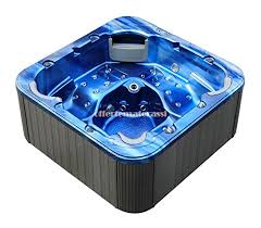 La piscina da esterno idromassaggio Punto Relax modello Torino è ideale per chi desidera un momento di relax nel proprio giardino. Questa piscina combina comfort e design