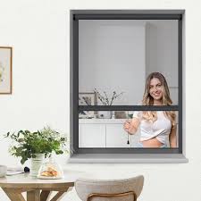 La zanzariera a rullo avvolgibile Jarolift 4 in 1 è progettata per finestre e presenta un telaio in alluminio di colore antracite. Le dimensioni sono 160 x 180 cm (larghezza x altezza)