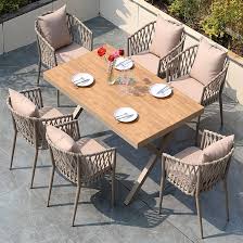 La combinazione NOWLIN di tavolo e sedia da esterno è ideale per spazi all'aperto come giardini e balconi. La sedia da giardino è realizzata in rattan