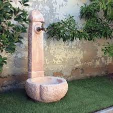 Fontana vedovella rustica da giardino esterno in cemento pietra è un elemento decorativo ideale per gli spazi all'aperto. Caratterizzata da un design rustico