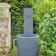 La Fontana Moderna da Giardino in Pietra di Gartentraum