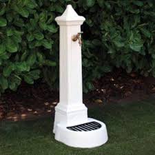 La Fontana da Giardino Esterno in Cemento Pietra KAM modello LECCE è un elegante elemento decorativo per gli spazi esterni. Realizzata in cemento di alta qualità