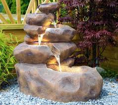 La fontana da giardino Arnusa è un elegante elemento decorativo che simula il suono di un ruscello. Dotata di un sistema di illuminazione