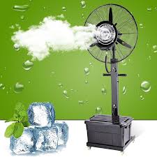 Ventilatore di nebulizzazione oscillante dotato di un ampio serbatoio dell'acqua da 42 litri. Questo ventilatore portatile è ideale per l'uso all'aperto e offre una potente nebulizzazione