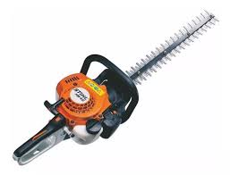 Il tagliasiepi a benzina STIHL HS45 è un attrezzo ideale per la cura del giardino