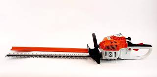 Il Tagliasiepi STIHL HS 45 è un attrezzo ideale per la cura di siepi e arbusti. Caratterizzato da un motore potente e un design ergonomico
