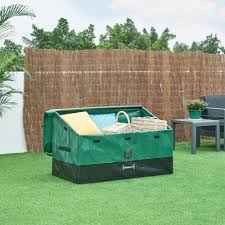Il Baule da Esterno Contenitore da Giardino di casa.pro offre una capacità di 387 litri ed è progettato per lo stoccaggio all'aperto. Caratterizzato da un telone impermeabile e un tettuccio inclinato