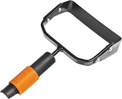 Il Sarchiatore Fiskars è un attrezzo da giardinaggio con una testa di 25 cm