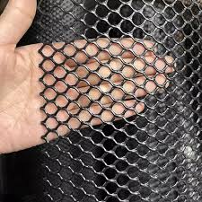 Reti Recinzione Giardino offre una rete di plastica nera ideale per delimitare aree esterne. Questo tipo di recinzione è resistente e durevole