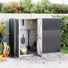Il capanno per attrezzi Tidyard è una casetta in metallo progettata per offrire spazio di stoccaggio sicuro e pratico per attrezzi da giardino e altri materiali. Realizzato con materiali resistenti agli agenti atmosferici