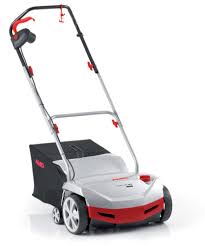 L'Arieggiatore elettrico AL-KO Combi Care 38 E Comfort è un attrezzo versatile progettato per migliorare la salute del prato. Dotato di un motore potente