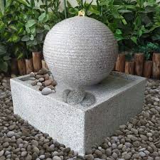 Questa fontana da giardino è un elemento moderno e versatile
