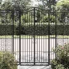 Il Cancello da giardino Homgoday è realizzato in ferro battuto ed ha dimensioni di 121x8x180 cm. Questo elegante cancello nero è progettato per offrire sia sicurezza che un tocco estetico al tuo giardino. È ideale per delimitare spazi esterni
