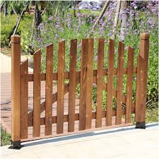 LVLDAWA offre cancelli da giardino per esterni realizzati in legno vintage carbonizzato. Questi divisori in legno autoportanti sono ideali per delimitare spazi all'interno del cortile di casa