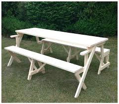Il Tavolo da Picnic con Panche in Legno da Giardino è un arredo versatile e pratico
