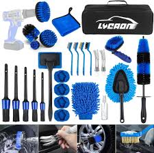 Il kit di pulizia auto LYACON comprende 28 accessori progettati per la pulizia e la cura degli interni dell'auto. Include spazzole