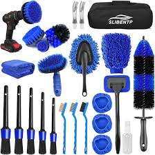 Il kit di pulizia per auto include 26 pezzi progettati per una pulizia efficace e completa. Comprende spazzole specifiche per cerchi e interni