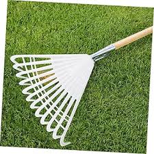 HAPINARY offre un set di due attrezzi da giardino con teste di rastrello progettate per la raccolta delle foglie. Questi strumenti sono realizzati per facilitare la pulizia del prato e sono dotati di un design ergonomico che rende l'uso confortevole. La testa del rastrello è efficace nel raccogliere foglie e detriti