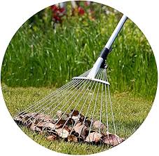 Il Rastrello per Foglie in Metallo è uno strumento ideale per la cura del giardino e del prato. Realizzato in robusto metallo
