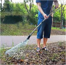 Il rastrello per foglie da giardino è uno strumento pratico e versatile