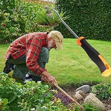 Il sarchiatore a manico lungo Zykssy è uno strumento manuale progettato per la cura del giardino. Grazie al manico allungato