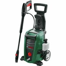 La Bosch Idropulitrice UniversalAquatak 135 è un potente dispositivo per la pulizia con una pressione di 135 bar. Include due ugelli intercambiabili per adattarsi a diverse esigenze di pulizia