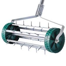 L'UPP 4063384005074/507 è un arieggiatore manuale progettato per il trattamento del prato. Dotato di un rullo