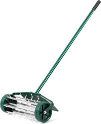 L'arieggiatore manuale RELAX4LIFE è progettato per migliorare la salute del prato e del giardino. Dotato di un rullo spinato e parafango