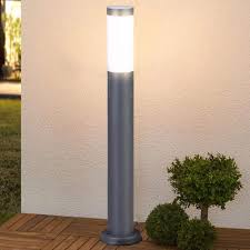 La lampada paletto BAKAJI è un’elegante luce da parete per giardino realizzata in acciaio inox. Questo prodotto combina design moderno e funzionalità